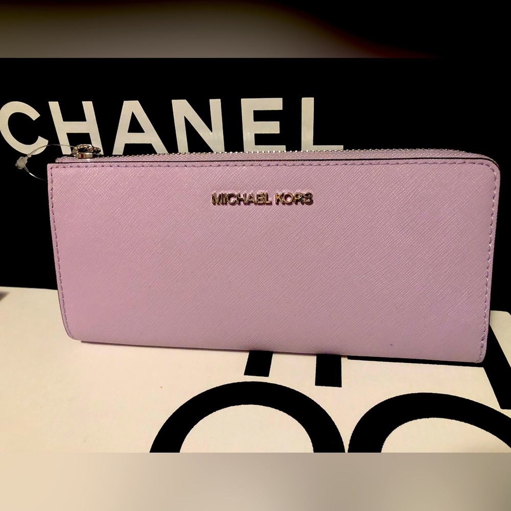 MICHAEL KORS Jet Set Travel Lg Saffiano Leather Quarter-Zip Wallet
Lt Quartz
